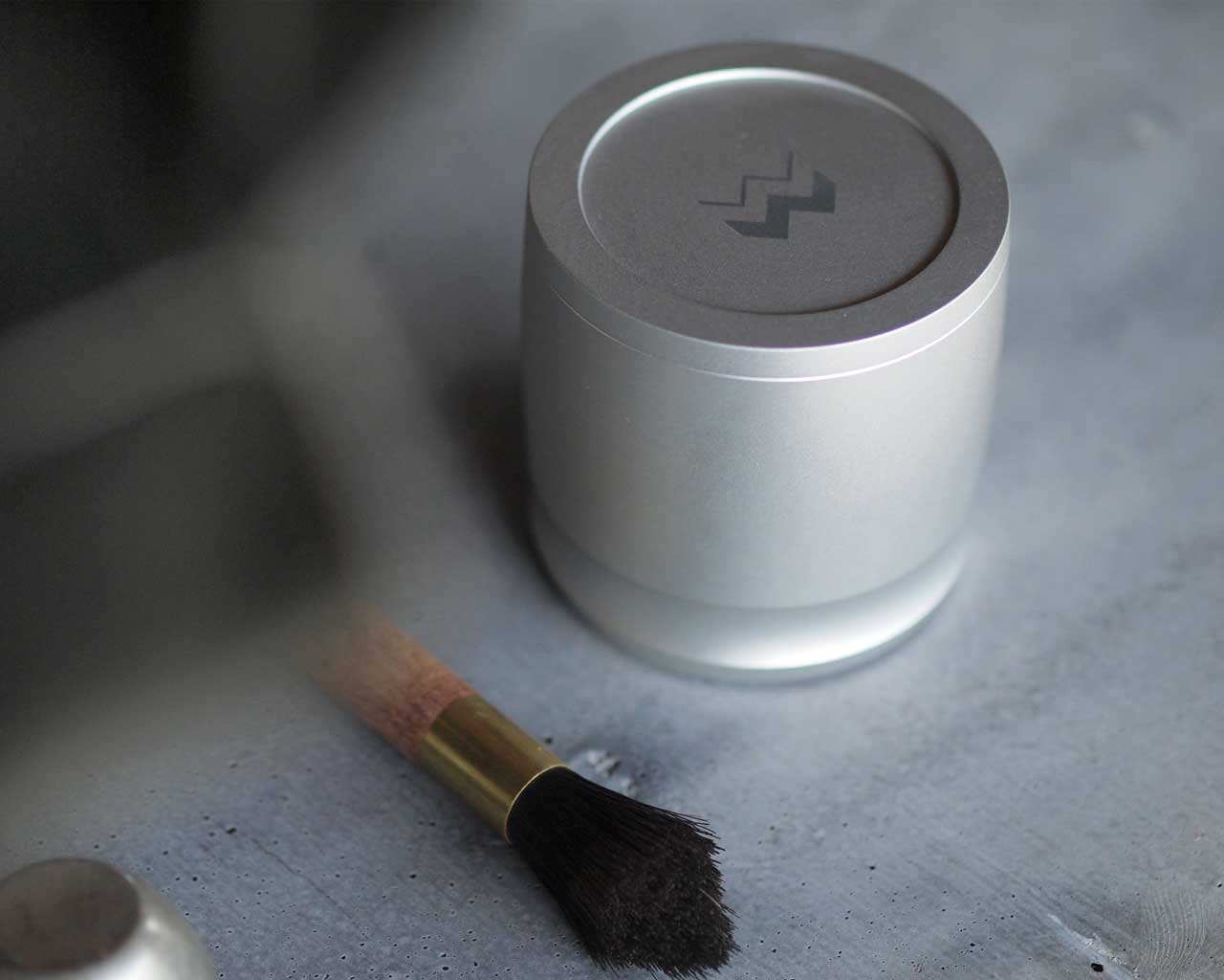 Blind Shaker in Silver with coffee brush and lid closed [silver]