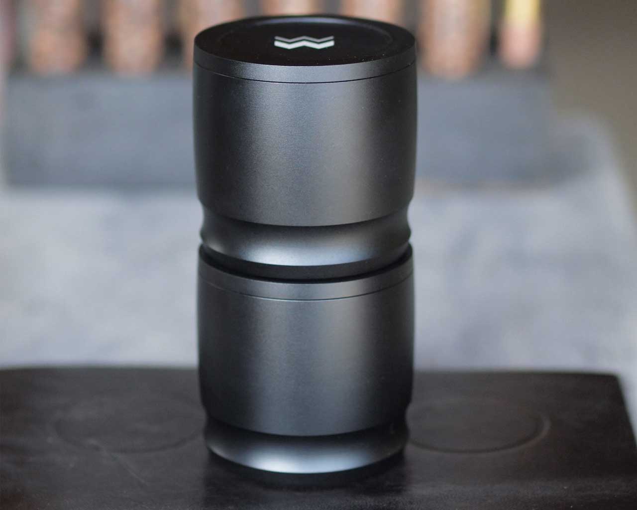 Blind Shaker in Onyx stacked