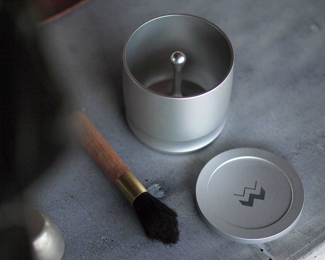Blind Shaker in Silver with coffee brush [silver]