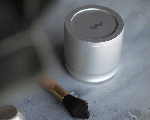 Blind Shaker in Silver with coffee brush and lid closed [silver]